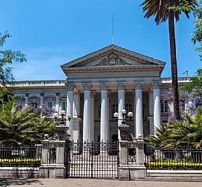 Walking tour por Santiago: luces y sombras de la ciudad